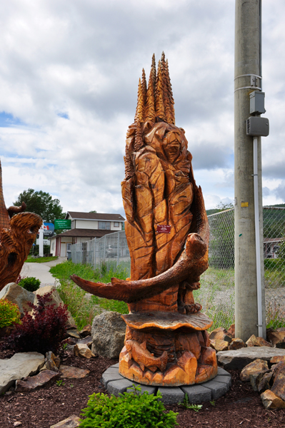 2014 chainsaw carving Ties That Bind